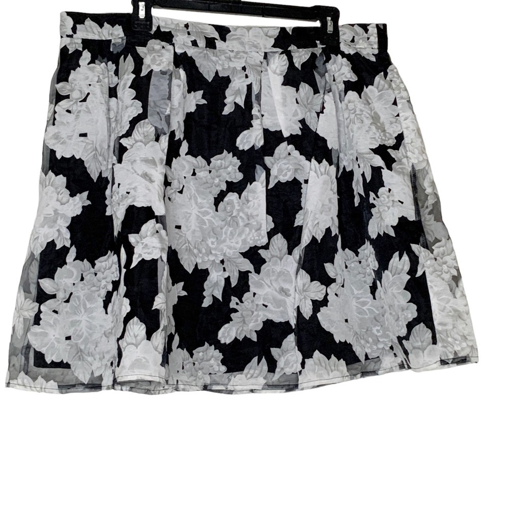 FOREVER 21+ black and white full skirt. Mini length. Size 2X